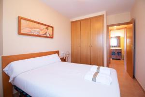 Posteľ alebo postele v izbe v ubytovaní Global Properties, Apartamento en Marjal de Corinto con Piscina