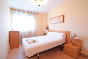 Posteľ alebo postele v izbe v ubytovaní Global Properties, Apartamento en Marjal de Corinto con Piscina