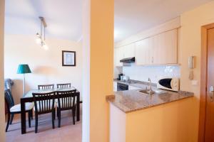 Kuchyňa alebo kuchynka v ubytovaní Global Properties, Apartamento en Marjal de Corinto con Piscina