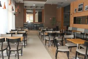 Loft em prédio sofisticado في ريو دي جانيرو: غرفة طعام مليئة بالطاولات والكراسي