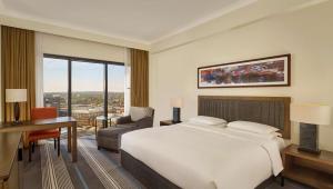 Habitación de hotel con cama, escritorio y vistas. en Hyatt Regency Birmingham, en Birmingham