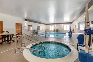 una gran piscina cubierta con bañera de hidromasaje en Comfort Inn Glenmont - Albany South, en Glenmont