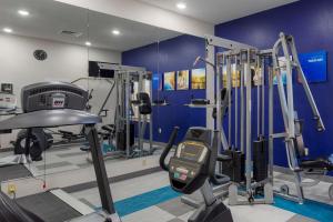 un gimnasio con paredes azules y máquinas de correr en Comfort Inn & Suites, en Cave City