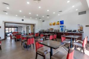 ein Restaurant mit Tischen und Stühlen und eine Bar in der Unterkunft Comfort Inn & Suites in Cave City