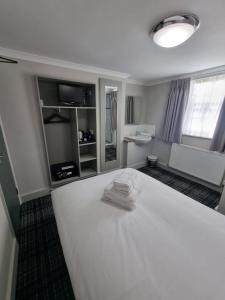 Postel nebo postele na pokoji v ubytování Howard Winchester Hotel