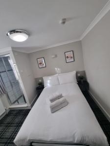 Postel nebo postele na pokoji v ubytování Howard Winchester Hotel
