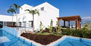 Loft em prédio sofisticado في ريو دي جانيرو: منزل به مسبح امام مبنى