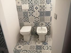 a bathroom with a toilet and a sink at Poggio Delle Palme in Campobello di Licata