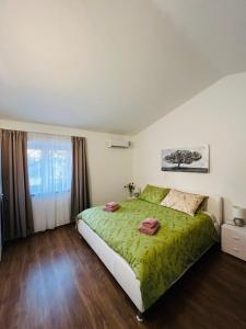 sypialnia z łóżkiem z zieloną kołdrą w obiekcie Funcic Apartments 1 app w Puli +15 zdjęć