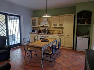 a kitchen with a table and chairs in a room at Poggio Delle Palme in Campobello di Licata