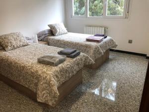 sypialnia z dwoma łóżkami i oknem w obiekcie Luxury Apartment in Moncloa-Aravaca w Madrycie