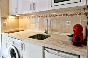 Kuchyňa alebo kuchynka v ubytovaní WonderStays Apartamentos Vela