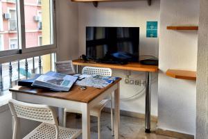 Televízia a/alebo spoločenská miestnosť v ubytovaní WonderStays Apartamentos Vela