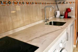Kuchyňa alebo kuchynka v ubytovaní WonderStays Apartamentos Vela + 19 fotografií
