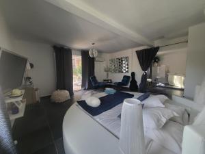 een slaapkamer met een groot wit bed in een kamer bij Petra-Bianca in Bonifacio