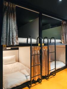 kilka łóżek piętrowych w pokoju w obiekcie Taipei Inn w Tajpej