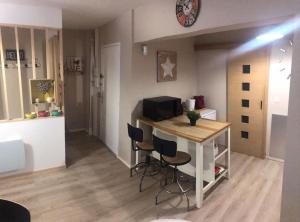 eine kleine Küche mit einem Tisch und Stühlen in einem Zimmer in der Unterkunft Milly COCOON / centre ville in Milly-la-Forêt