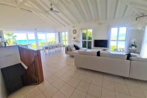 TV a/nebo společenská místnost v ubytování Villa Picaflor, Friar's Bay