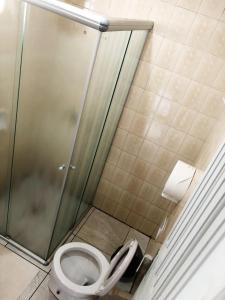 uma casa de banho com um WC e um chuveiro em Hotel Ceolatto em Várzea Grande