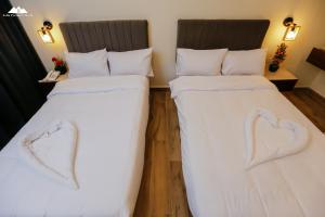 Rúm í herbergi á Sofia Pyramids Hotel