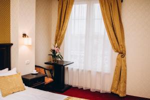 - une chambre avec un lit et une fenêtre avec des rideaux dans l'établissement Hotel Novera, à Timişoara