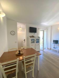 Un comedor con mesa y sillas de madera. en Clelia Apartments - Deiva Marina, en Deiva Marina