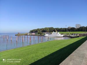 un bateau est amarré à un quai dans l'eau dans l'établissement Ferienhaus Haus Middelsfähr, à Dangast