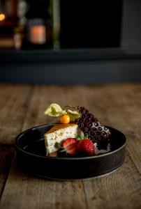 un piatto nero di cibo con frutta su un tavolo di The George Hotel a Kirton in Lindsey
