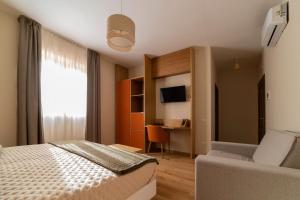 sypialnia z łóżkiem, kanapą i telewizorem w obiekcie Tenuta Pascarella Bed & Breakfast w mieście Frasso Telesino