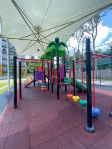 un parque infantil con tobogán y sombrilla en Luxurious 2 bedroom apartment - Ariyana Resort Apartments -Athurugiriya en Colombo