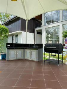 eine schwarze Bank, die vor einem Gebäude sitzt in der Unterkunft Luxurious 2 bedroom apartment - Ariyana Resort Apartments -Athurugiriya in Colombo