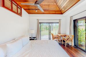 een slaapkamer met een bed en een tafel en stoelen bij Zumba House at The Reserve Gold Standard Certified in Hopkins