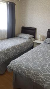2 nebeneinander sitzende Betten in einem Schlafzimmer in der Unterkunft 17 Breakaway Chalet in Great Yarmouth