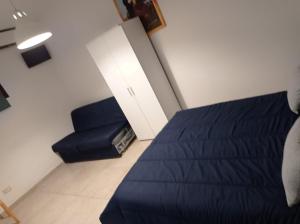 una camera con un letto blu e una sedia blu di B&B Cesaranum a Casarano