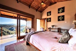 雷因恩道尔克里夫汗格尔小屋酒店的一间卧室，配有一张大床和一扇大窗户。