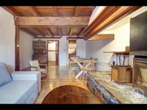 a living room with a couch and a fireplace at Casa Pins de Alma de Nieve in Baqueira-Beret