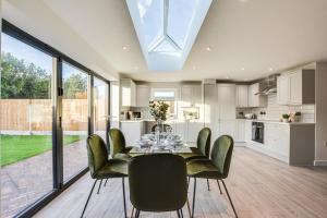 een keuken en eetkamer met een tafel en stoelen bij Luxury 3-Bedroom House In Formby in Formby