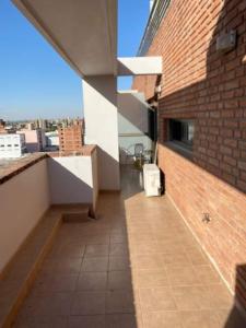 un balcón de un edificio con una pared de ladrillo en Depto en el Centro de Córdoba en Córdoba