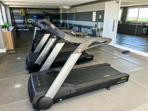 a group of skis on a treadmill in a room at Studios Cityhome Maxplaza Canoas in Canoas