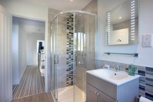 ein Badezimmer mit Dusche und Waschbecken in der Unterkunft Shell Cottage in Sidmouth + 34 Fotos