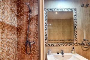 A bathroom at WonderStays Apartamentos Maribel