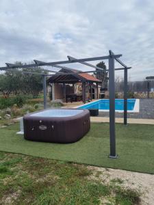 Bazén v ubytovaní Olive Tree House with Jacuzzi, WiFi and 40m2 pool alebo v jeho blízkosti