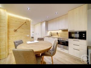 A kitchen or kitchenette at MONTLUDE de Alma de Nieve