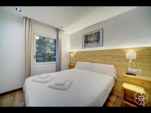 A bed or beds in a room at MONTLUDE de Alma de Nieve