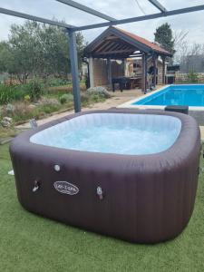 Bazén v ubytovaní Olive Tree House with Jacuzzi, WiFi and 40m2 pool alebo v jeho blízkosti
