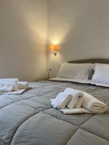 A bed or beds in a room at Bonadies64 B&B