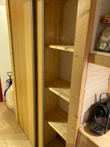 um armário com prateleiras de madeira num quarto em Le 104 Miravidi em Bourg-Saint-Maurice
