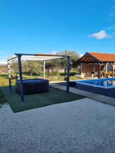 Bazén v ubytovaní Olive Tree House with Jacuzzi, WiFi and 40m2 pool alebo v jeho blízkosti