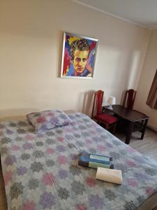 een slaapkamer met een bed met een quilt bij Centrum Noclegowe Apartament 6 in Bydgoszcz