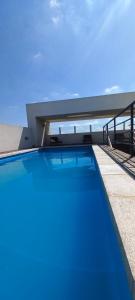 una piscina azul en la parte superior de una casa en Mitre apart suite en Villa María